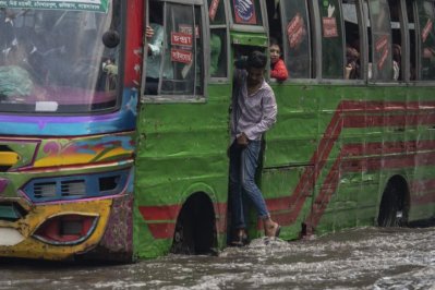 বাসের চাকার অর্ধেক ডুবে আছে পানিতে। ছবি: সাজ্জাদ হোসেন