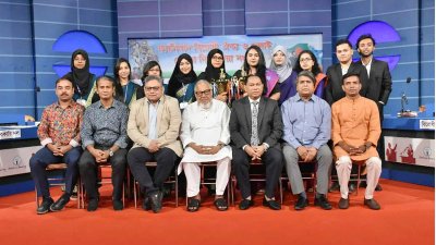 অনুষ্ঠানে অন্যান্য অতিথি ও প্রতিযোগীদের সঙ্গে নজরুল ইসলাম খান