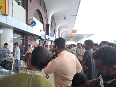 আগমনী যাত্রীর সঙ্গে ক্যানোপির ভেতরেই গাড়ি ভর্তি লোকজন উঠছেন
