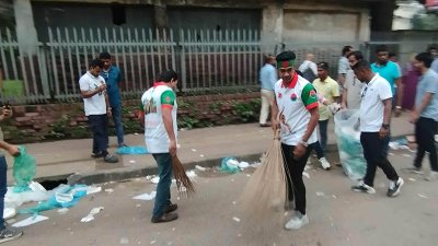 সমাবেশ শেষে সড়ক পরিষ্কার-পরিচ্ছন্ন করেন ছাত্রদলের নেতাকর্মীরা