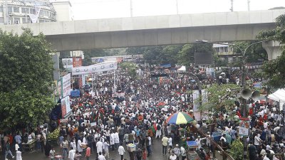 ছাত্রদলের নেতাকর্মীদের স্লোগানে মুখর শাহবাগ (ছবি: সাজ্জাদ হোসেন)