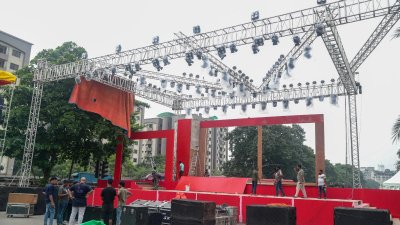 সাউন্ড সিস্টেম ও লাইটিংয়ের কাজও চলমান (ছবি: সাজ্জাদ হোসেন)