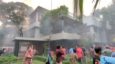 ধানমন্ডি ৩২ নম্বরে বঙ্গবন্ধুর বাড়িতে আগুন ও লুটপাট (ছবি: ফয়সাল ইসলাম রাজীব)