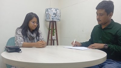 মনিরা শারমিনের সাক্ষাৎকার নিচ্ছেন বাংলা ট্রিবিউনের রিপোর্টার মহসীন কবির