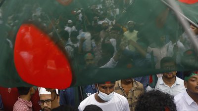 বাংলাদেশের জাতীয় পতাকা নিয়ে অনুষ্ঠানস্থলে সাধারণ মানুষ