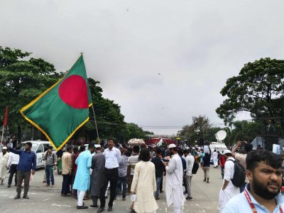 রাজধানীর মানিক মিয়া অ্যাভিনিউয়ে অনুষ্ঠানে যোগ দেওয়া সাধারণ মানুষ