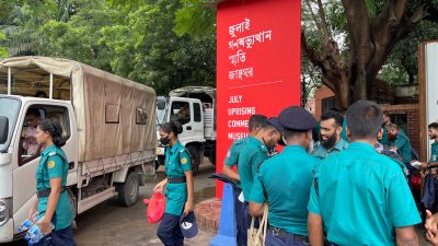 জাদুঘরের সামনে দায়িত্ব পালনে পুলিশ সদস্যরা