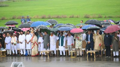 জাতীয় সংগীতের সময়ে দাঁড়িয়ে সম্মান প্রদর্শন। ছবি: প্রেস উইং