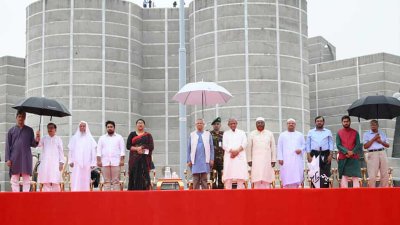 বিভিন্ন রাজনৈতিক দলের নেতাদের নিয়ে মঞ্চে প্রধান উপদেষ্টা। ছবি: প্রেস উইং