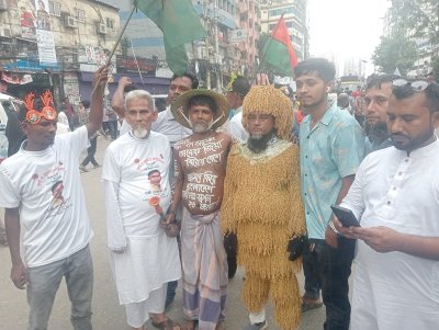  ধানের শীষ দিয়ে সেজে এসেছিলেন তিনি