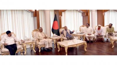 রাজনৈতিক দলের নেতাদের সঙ্গে প্রধান উপদেষ্টার বৈঠক