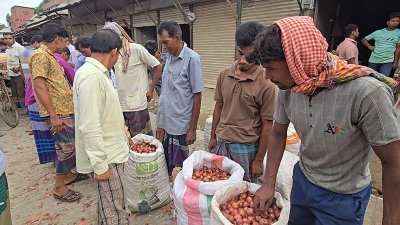ফরিদপুরে পেঁয়াজের কেজিতে বেড়েছে ২৫ টাকা