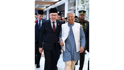 ঢাকা সফরকালে প্রধান উপদেষ্টা মুহাম্মদ ইউনূসের সঙ্গে মালয়েশিয়ার প্রধানমন্ত্রী আনোয়ার ইব্রাহীম