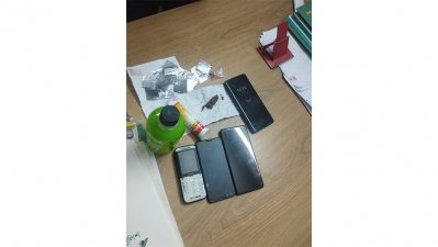 উদ্ধার করা মদ, ইয়াবা, হেরোইনসহ মোবাইল ফোন