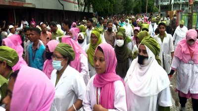 এবার আন্দোলনকারীদের বিরুদ্ধে আন্দোলনে নেমেছেন চিকিৎসক-নার্সরা