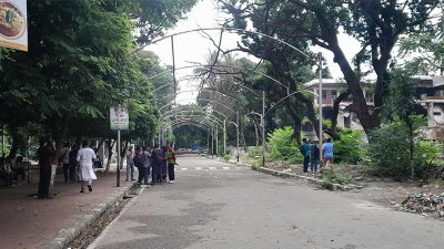 শোক জানাতে আসা কাউকেই ধানমন্ডি ৩২ এ ঢুকতে দেওয়া হয়নি