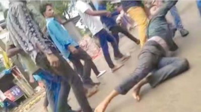পুলিশের সামনেই সাংবাদিককে পেটালেন ‌‘চাঁদাবাজরা’