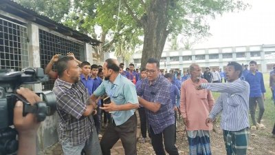 শিক্ষককে ঘাড় ধাক্কা দিয়ে স্কুল থেকে বের করলেন স্থানীয়রা