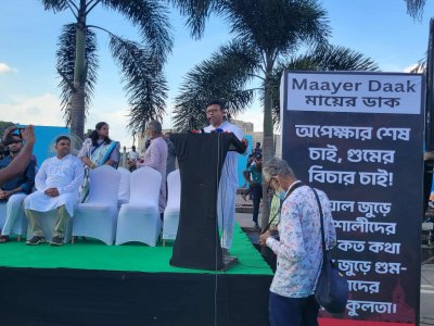 মানববন্ধনের আগে বক্তব্য রাখছেন ভুক্তভোগী পরিবারের সদস্যরা