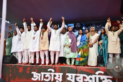 যুবশক্তির উদ্বোধনী অনুষ্ঠান মঞ্চে দলীয় নেতাদের সঙ্গে তারিকুল ইসলাম