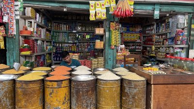 মুদি দোকানের পণ্যের দামও ওঠানামা করছে
