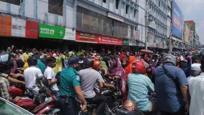 বনানীতে চেয়ারম্যান বাড়ির এলাকায় অবরোধ করছেন মাসুদ অ্যাপারেলস গার্মেন্টসের শ্রমিকেরা
