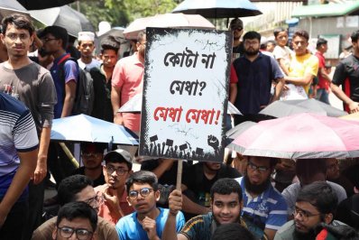 আন্দোলনকারীদের হাতে বিভিন্ন লেখা সম্বলিত প্ল্যাকার্ড দেখা যায় (ছবি: নাসিরুল ইসলাম)