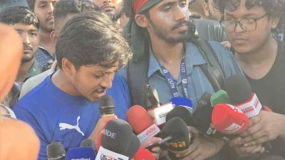 সংবাদ সম্মেলন করছেন আন্দোলনাকারীরা