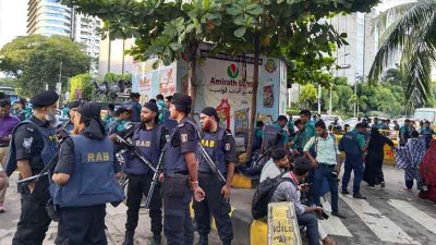 হোটেল ইন্টারকন্টিনেন্টাল মোড়ে আইনশৃঙ্খলা বাহিনীর সদস্যরা