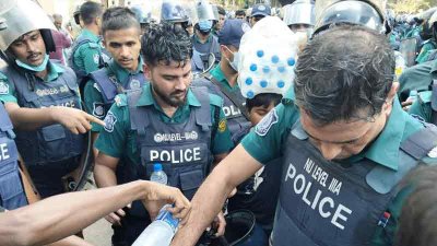 ধাওয়া-পাল্টা-ধাওয়ার সময় আহত হয় কয়েকজন পুলিশ সদস্য