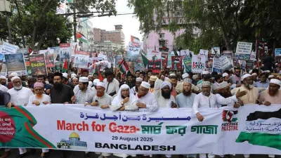 মিছিল নিয়ে সমাবেশস্থলে যাচ্ছেন মুসল্লিরা