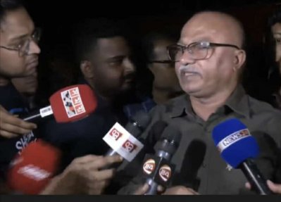 সাংবাদিকদের সঙ্গে কথা বলছেন শায়রুল কবির খান