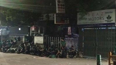 কার্যালয়ের সামনে আইনশৃঙ্খলা বাহিনীর সরব উপস্থিতি
