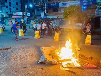 নুরের ওপর হামলার প্রতিবাদে রাজশাহীতে জাতীয় পার্টির কার্যালয়ে হামলা, ভাঙচুর ও অগ্নিসংযোগের ঘটনা ঘটেছে