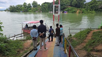 এক মাস ধরে ডুবে আছে ঝুলন্ত সেতু, দুশ্চিন্তায় পর্যটন ব্যবসায়ীরা