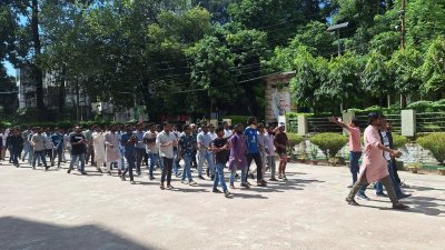 চট্টগ্রাম বিশ্ববিদ্যালয় উপাচার্য ও প্রক্টরদের পদত্যাগ দাবি