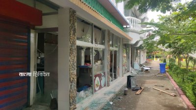 পার্কটিতে ঢুকতেই দেখা যায় প্রধান ফটক ভাঙা। ভাঙাচোরা জিনিসপত্র ছড়িয়ে-ছিটিয়ে আছে