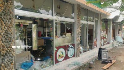 বিভিন্ন কক্ষের দরজা-জানালা ও আসবাবপত্র ভাঙা অবস্থায় পড়ে আছে