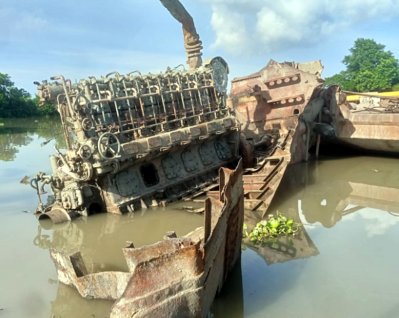 দীর্ঘ সময়ে নদীর তলদেশে জাহাজ ডুবে যাওয়া স্থানে পলি জমে চর পড়ে যায়