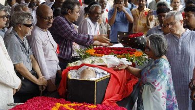  উপদেষ্টা শারমীন এস মুরশিদের শ্রদ্ধা (ছবি: নাসিরুল ইসলাম)
