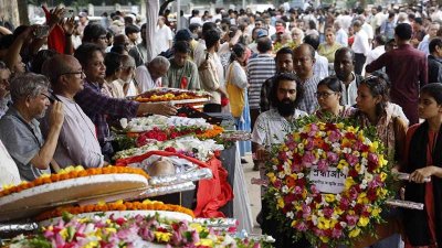 বদরুদ্দীন উমরের প্রতি শ্রদ্ধা জানাতে অনেক মানুষ কেন্দ্রীয় শহীদ মিনারে আসেন (ছবি: নাসিরুল ইসলাম)