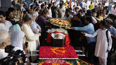 শ্রদ্ধা জানাচ্ছেন নাহিদ ইসলাম (নাসিরুল ইসলাম)