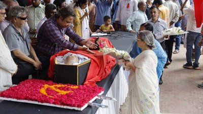 উপদেষ্টা ফরিদা আখতারের শ্রদ্ধা (ছবি: নাসিরুল ইসলাম)