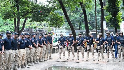 ক্যাম্পাসের নিরাপত্তায় প্রস্তুত পুলিশের সোয়াত ইউনিটের সদস্যরা