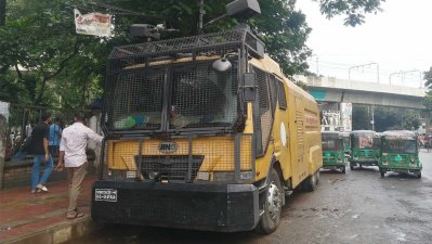 ঢাবি ক্যাম্পাসে রাখা হয়েছে জল কামান