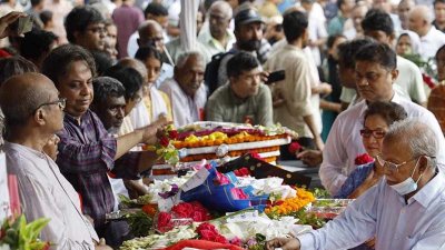 বদরুদ্দীন উমরকে শ্রদ্ধা জানান সর্বস্তরের মানুষের (ছবি: নাসিরুল ইসলাম)