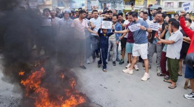 কারফিউ উপেক্ষা করে নেপালে দ্বিতীয় দিনের মতো বিক্ষোভ। ছবি: এপি।