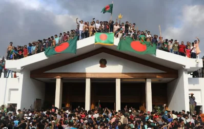 প্রধানমন্ত্রীর কার্যালয়ে ঢুকে পড়নে বিক্ষোভকারীরা
