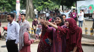 নারী ভোটারদের উপস্থিতিও ছিল চোখে পড়ার মতো
