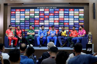 ট্রফি উন্মোচনের পর হয়েছে অধিনায়কদের সংবাদ সম্মেলন। 